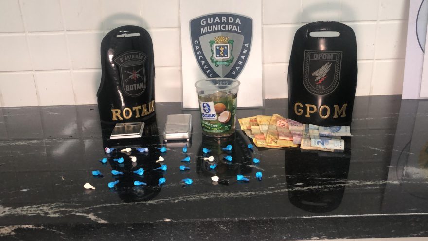 Dois são detidos e um menor é apreendido, suspeitos de tráfico de drogas no Riviera
