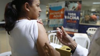 Saúde antecipa vacinação contra gripe; campanha começa em 25 de março