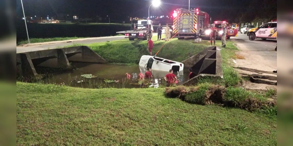 Duas pessoas morrem em Castro após carro cair em lago Duas pessoas morrem em Castro após carro cair em lago