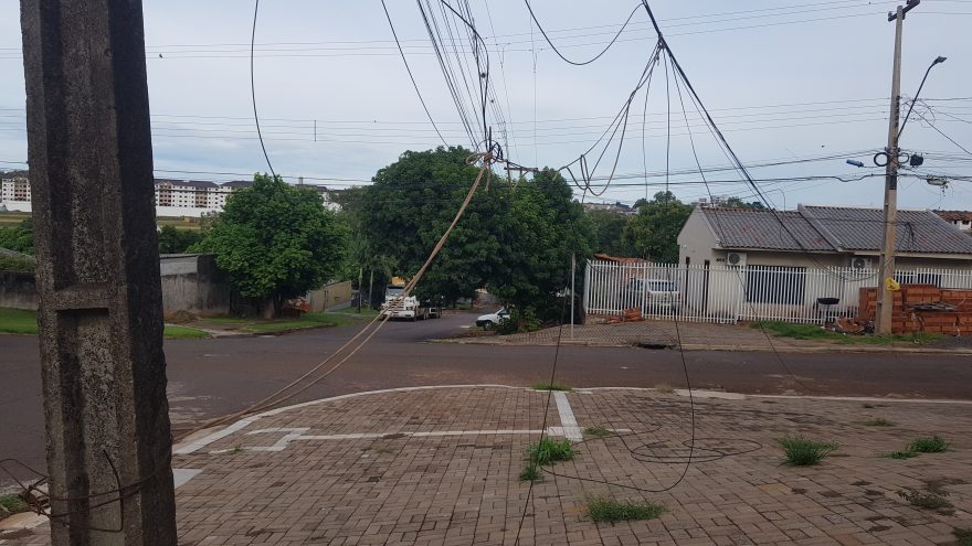 Rua vira armadilha: fios pendurados ameaçam população e autoridades não tomam providências
