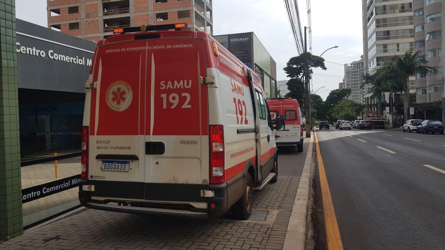 Após passar mal no meio da rua, homem é socorrido pelo Samu no Centro de Cascavel