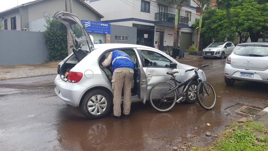 Ciclista fica ferido após colisão com carro na Avenida Brasil, no Coqueiral