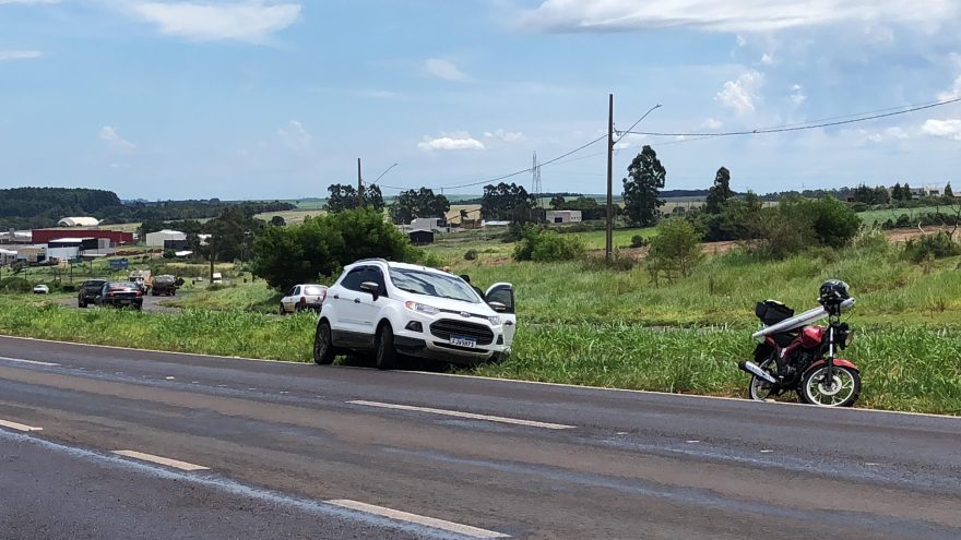Após apresentar problema, Ford Ecosport vai parar no canteiro na BR-467