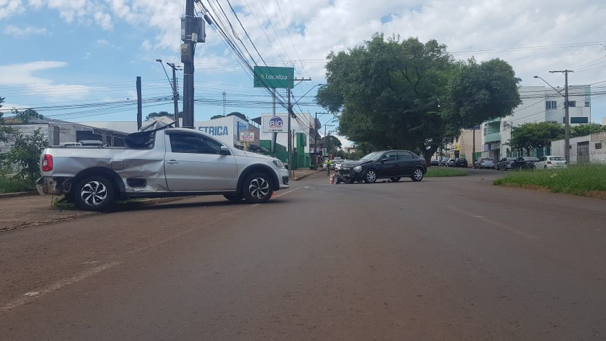 Astra e Saveiro colidem em cruzamento da Avenida Assunção