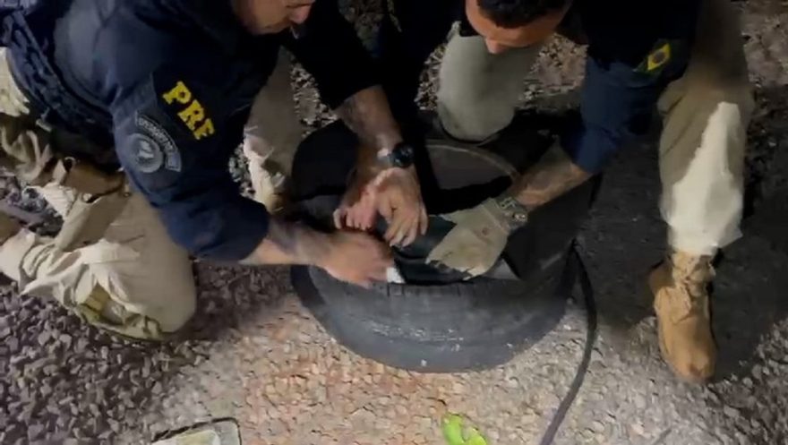 PRF e PM apreendem 31kg de cocaína escondida dentro de pneus de caminhonete em Arapongas