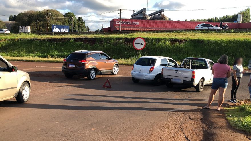 Veículos colidem em conversão na marginal da BR 277