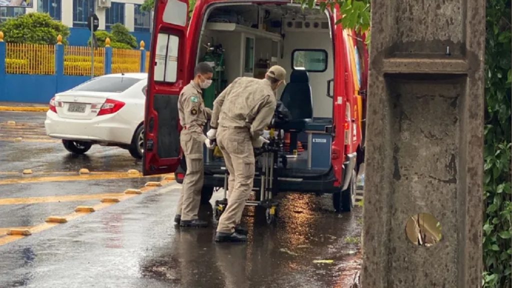 Motociclista tem suspeita de fratura na perna após cair de moto em Apucarana