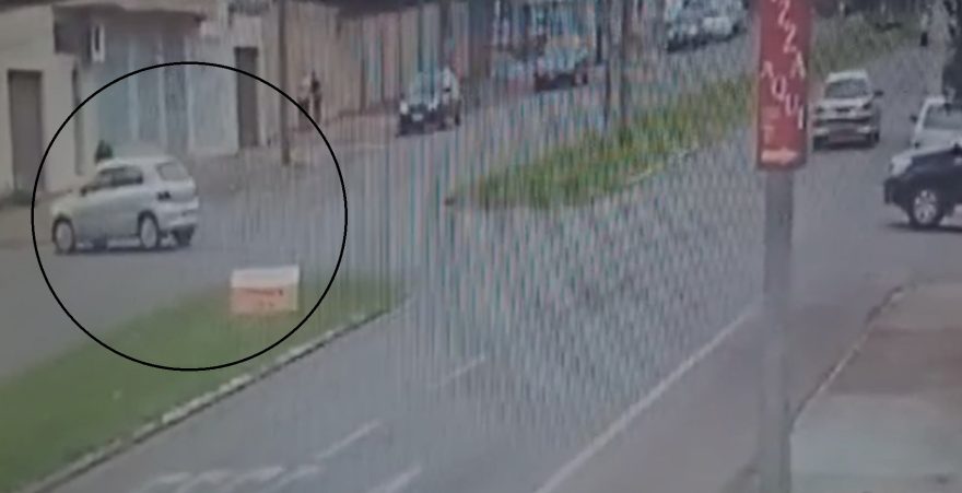 Câmera mostra momento em que ciclista é atingido por veículo em acidente na Coqueiral