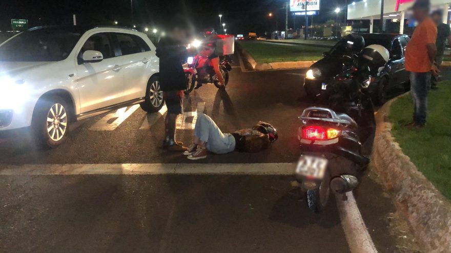 Casal fica ferido em queda de moto na Avenida Tito Muffato
