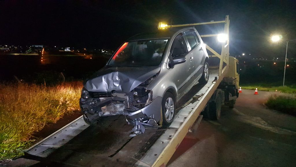 Fox derruba poste após condutora ter mal súbito no bairro Coqueiral Fox derruba poste após condutora ter mal súbito no bairro Coqueiral