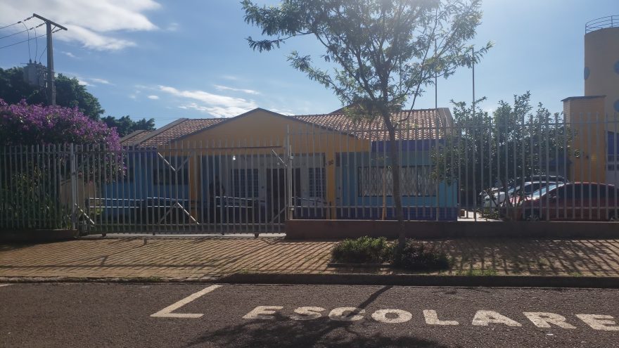 Sem as calças e com tornozeleira eletrônica, homem tenta entrar em CMEI e é impedido por Guarda