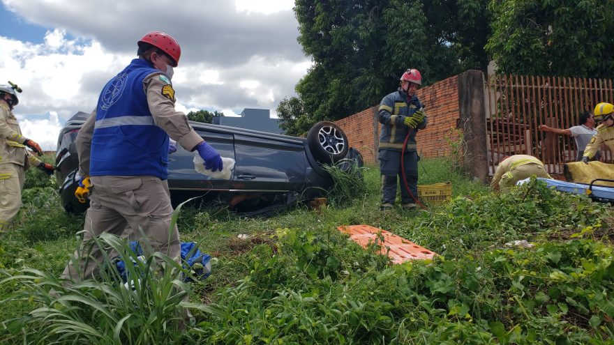 Após colisão com Civic, Tiggo capota por vários metros e só para dentro de lote