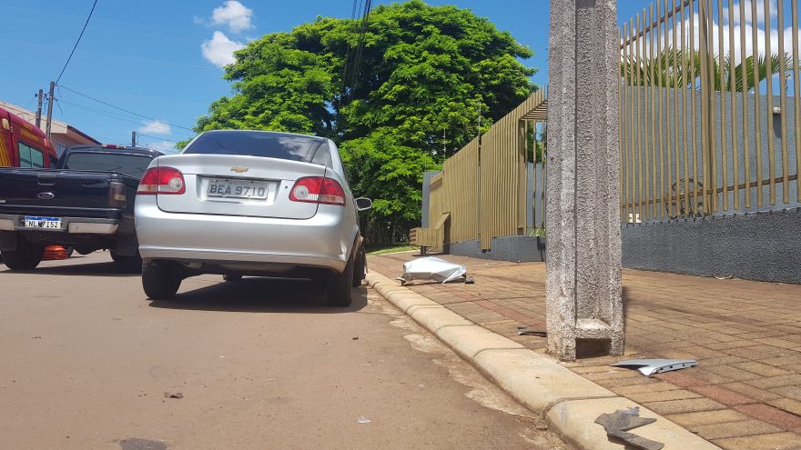 Ao tentar juntar marmita, motorista perde controle da direção e bate carro contra poste
