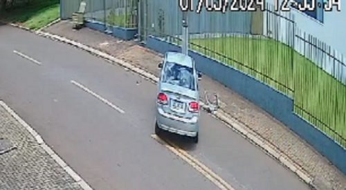 Câmera flagra carro batendo contra poste no Santa Felicidade Imagem referente a Câmera flagra carro batendo contra poste no Santa Felicidade