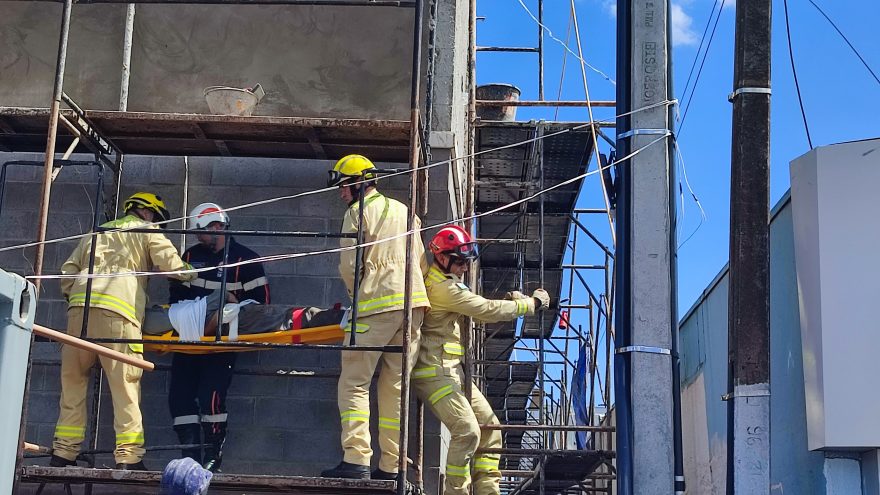 Trabalhador cai e bate as costas em obra na Avenida Brasil