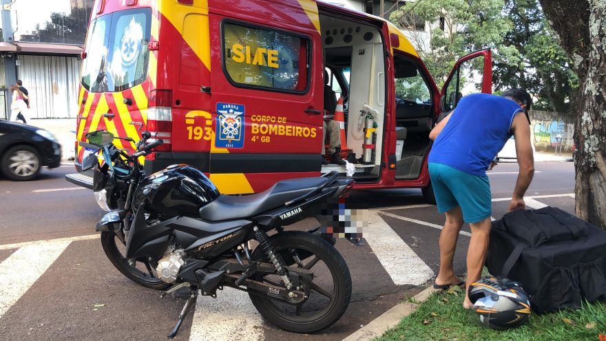 Batida entre moto e carro deixa piloto ferido no Centro