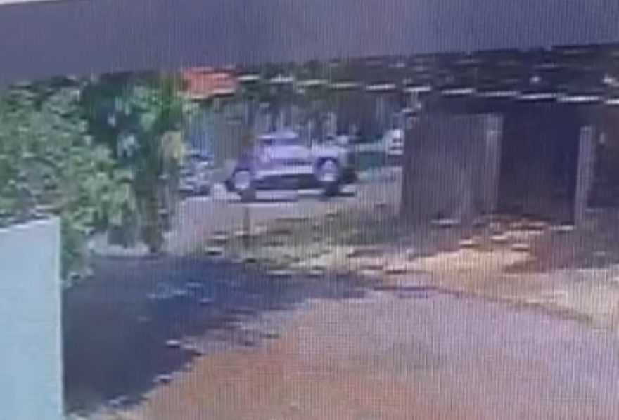 Impressionante: Durante capotamento, carro quase atinge trabalhadores