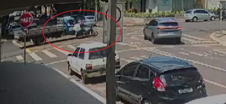 Flagra: Motociclista fura a preferencial e colide contra caminhão no Centro