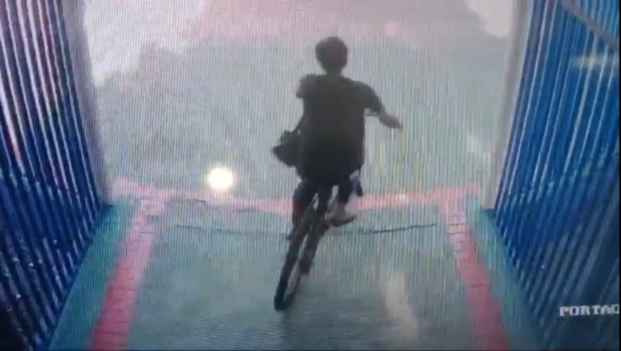 Vídeo mostra ladrão entrando em Colégio e furtando bicicleta de estudante