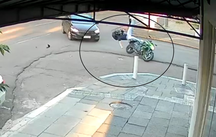Câmeras registram momento em que motociclista é arremessado em acidente no Centro