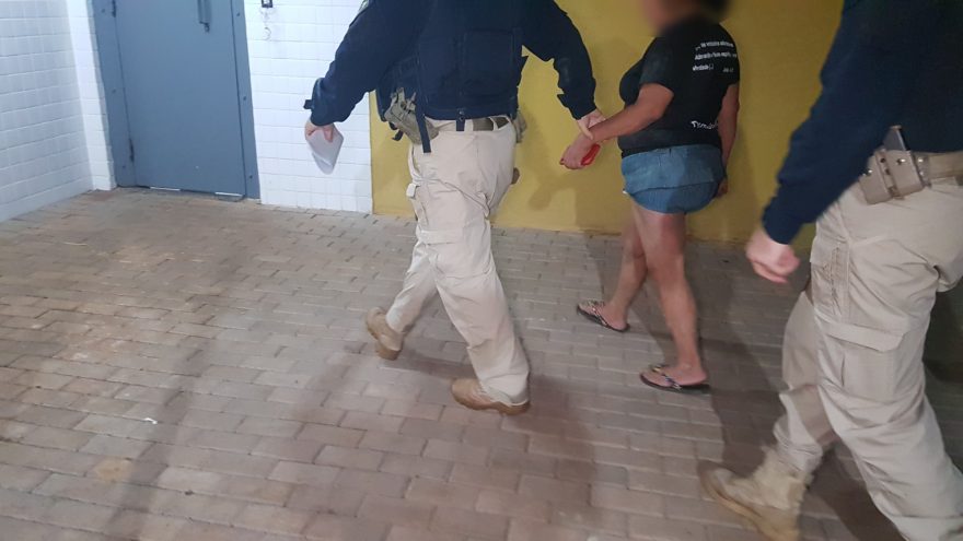 Mulher alterada é presa em carro pegando fogo na BR-277