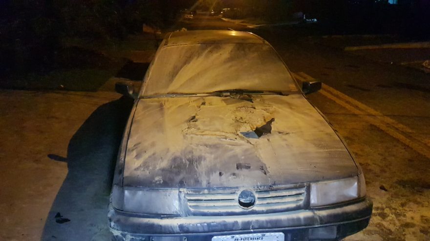 Bombeiros combatem incêndio em veículo no São Cristóvão
