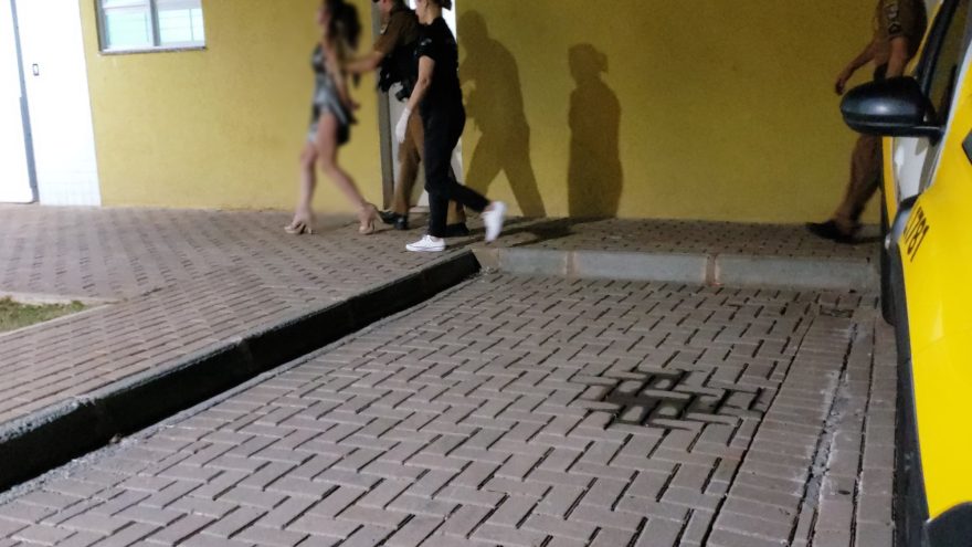 Nervosinha é presa após desacatar a PM no Universitário