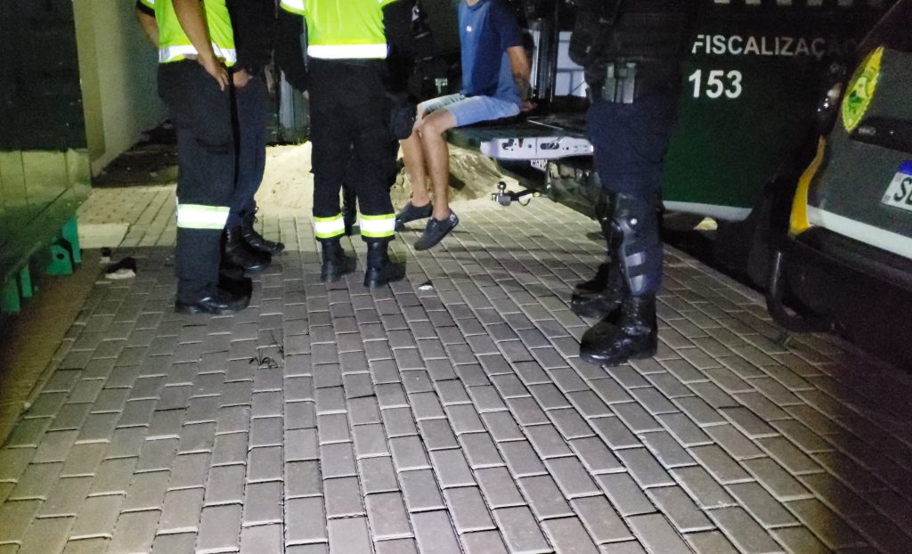 Piloto empina moto na frente da GM e acaba detido por embriaguez no Conjunto Riviera Piloto empina moto na frente da GM e acaba detido por embriaguez no Conjunto Riviera
