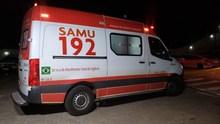 Alterada, mulher em surto tenta suicídio com o próprio vestido na delegacia