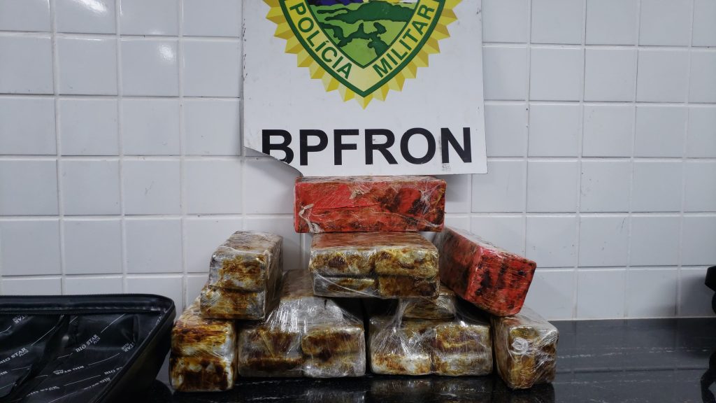 Passageiro é flagrado levando 13 quilos de maconha em ônibus na BR-163 Passageiro é flagrado levando 13 quilos de maconha em ônibus na BR-163
