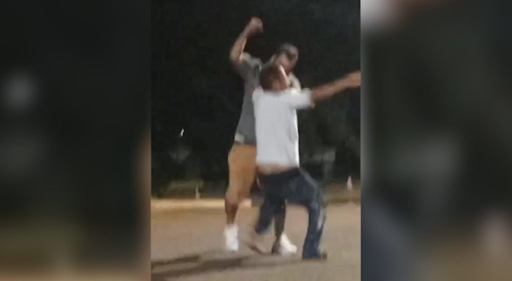 Pancadaria: vídeo mostra homens em vias de fato e agressões à tijolada Pancadaria: vídeo mostra homens em vias de fato e agressões à tijolada