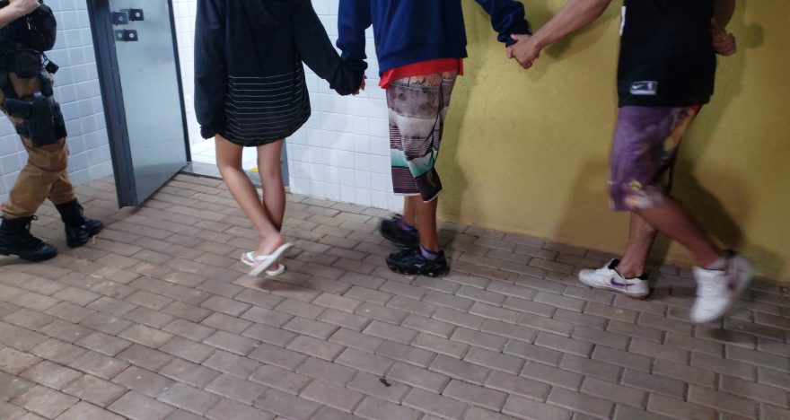 Garota de 13 anos e dois homens são detidos em posse de crack e maconha na Praça da Bíblia
