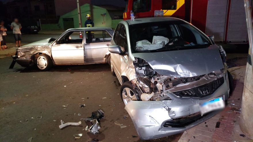 Forte colisão entre carros deixa três pessoas feridas no Brasmadeira