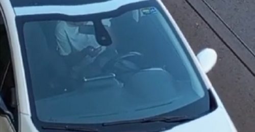 Internauta flagra homem se masturbando dentro de carro na Avenida Brasil Imagem referente a Internauta flagra homem se masturbando dentro de carro na Avenida Brasil