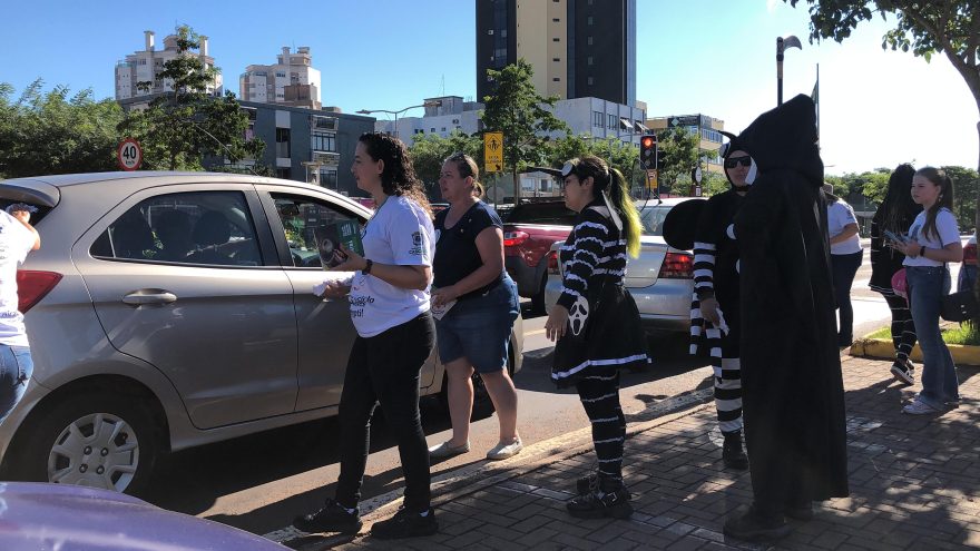 Dia D contra a Dengue: Secretaria de Saúde promove adesivaço no calçadão