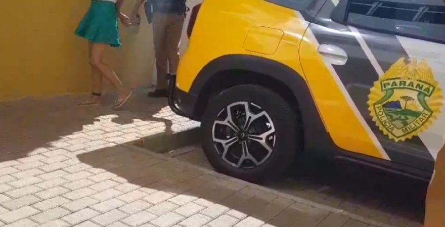 Com tornozeleira eletrônica, jovem furta bolsa e tenta usar cartões da vítima