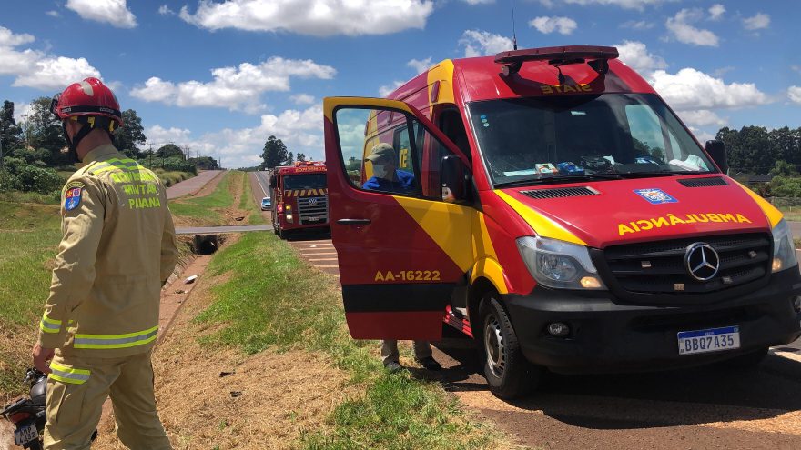 Motociclista cai na valeta e fica ferido na BR-277 em Cascavel