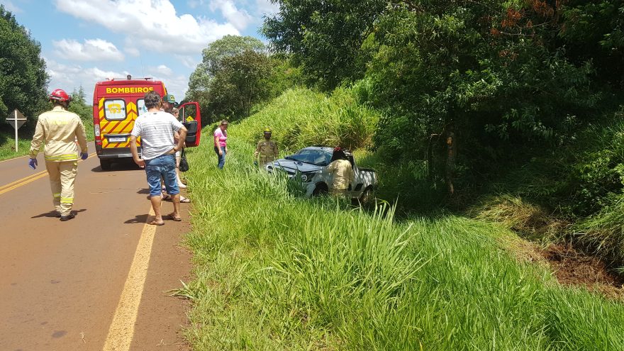 Mulher fica ferida em capotamento na PR-180 em Cascavel