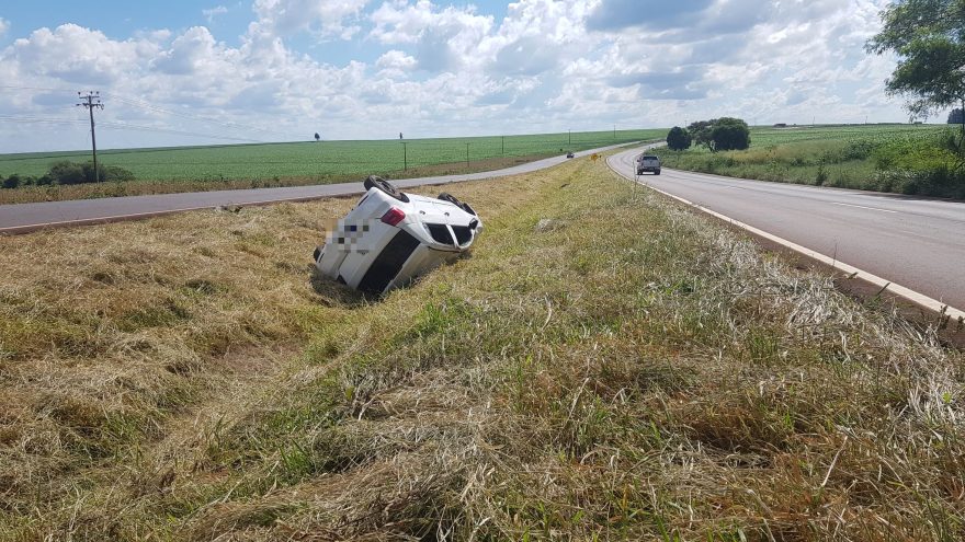 Condutor perde o controle e capota Volkswagen Gol na BR-163, em Cascavel