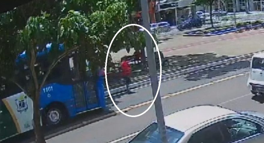 Câmera flagra homem sendo atropelado por ônibus na Avenida Brasil