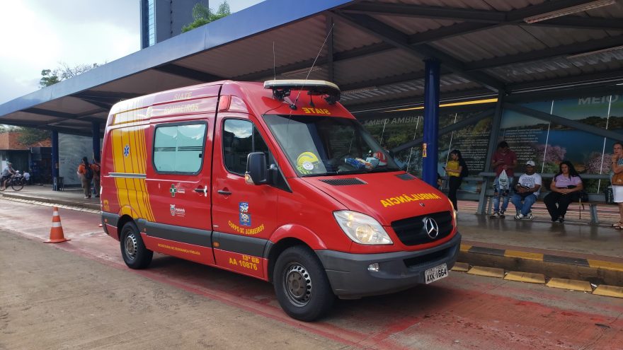Mulher sofre entorse no joelho ao tentar embarcar em ônibus na Avenida Brasil