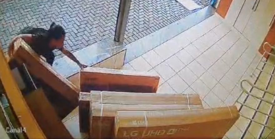 Câmera flagra mulher furtando TV de 50″ no Centro