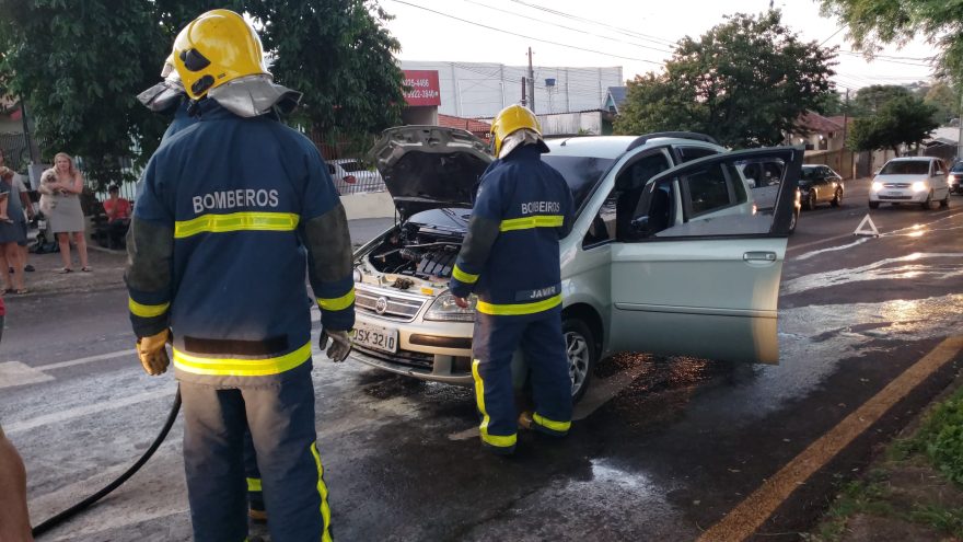 Corpo de Bombeiros é acionado para combater incêndio em veículo no Cancelli