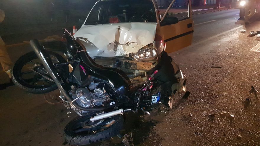 Adolescente de 16 anos fica ferida ao se envolver em grave acidente na Avenida Tito Muffato