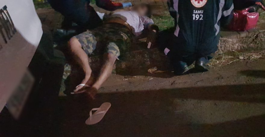 Motorista passa mal, desce do veículo e fica inconsciente