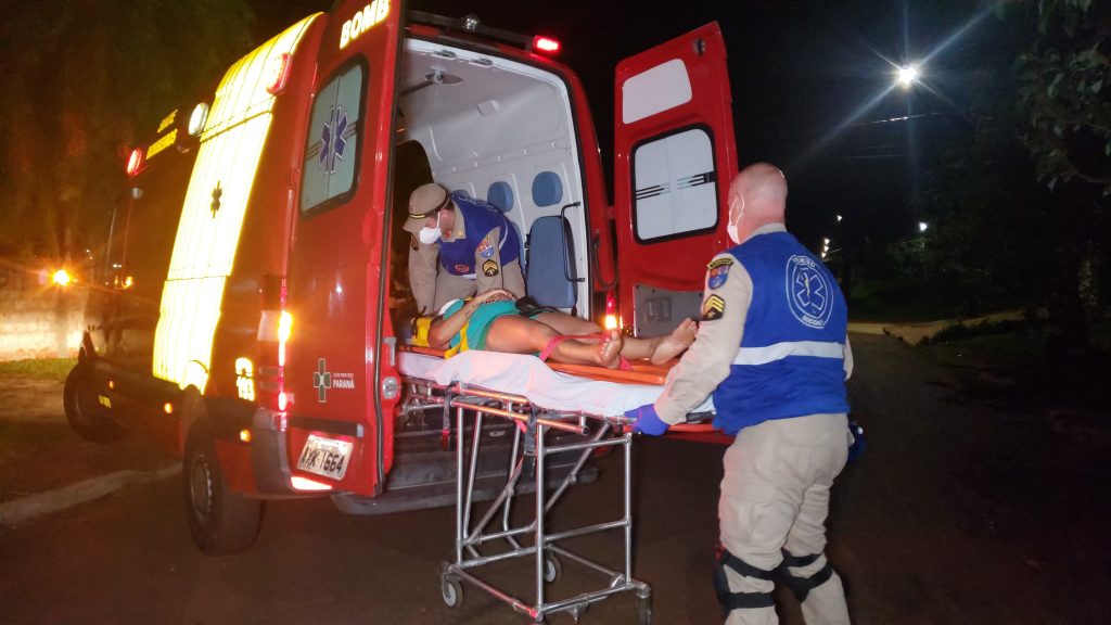 Mulher é socorrida após moto atingir portão de residência no Floresta Mulher é socorrida após moto atingir portão de residência no Floresta