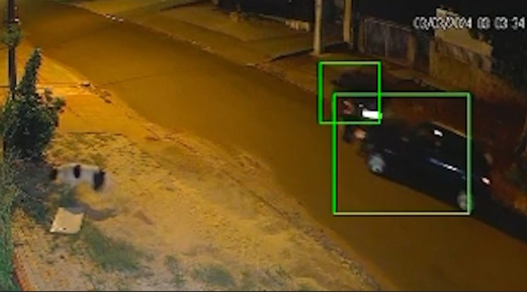 Vídeo: condutor foge após atingir carro estacionado no bairro Floresta Vídeo: condutor foge após atingir carro estacionado no bairro Floresta