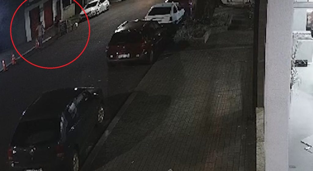 Vigia leva coronhada de condutor após cobrar por estacionamento em empresa particular Vigia leva coronhada de condutor após cobrar por estacionamento em empresa particular