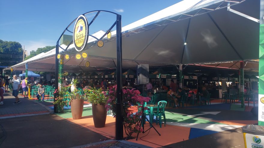 Domingo é dia de aproveitar o café da manhã e as compras na Feira do Teatro