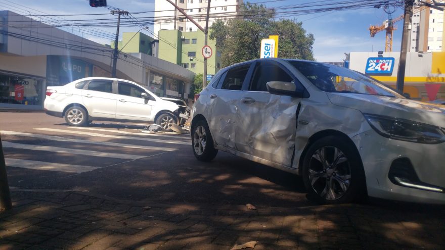 Siena e Onix se envolvem em batida no Centro